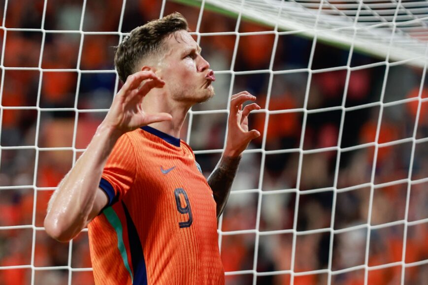 Foto: Wout Weghorst ontploft op Oranje-training