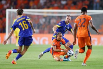 Bizar: Xavi Simons bekogeld in Philips Stadion