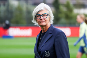 Trainer Ajax Vrouwen teleurgesteld na Kuip-ophef: “Waarom zou ik er schimmig over doen?”