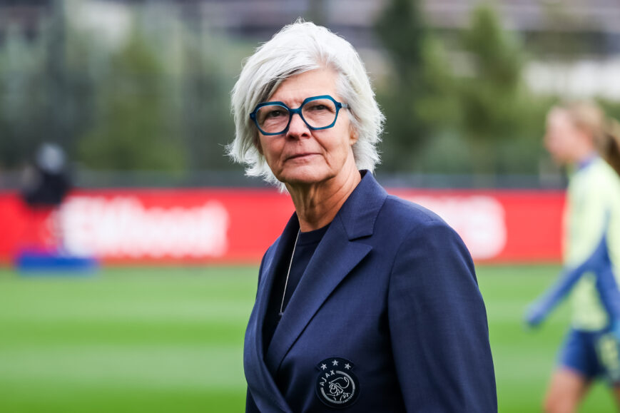 Foto: Trainer Ajax Vrouwen teleurgesteld na Kuip-ophef: “Waarom zou ik er schimmig over doen?”