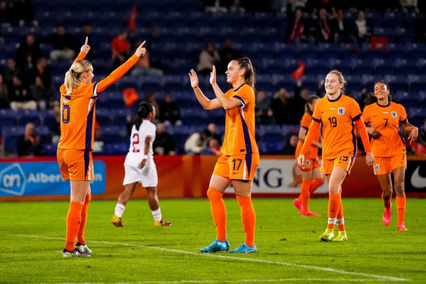 Foto: Oranje Leeuwinnen trots na recordzege: “Hadden er nog meer kunnen zijn”