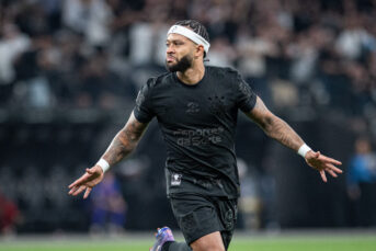 Depay helpt Corinthians op schitterende wijze aan belangrijke zege