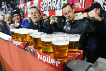 Dit bedrag betaal je voor een biertje in de Eredivisie