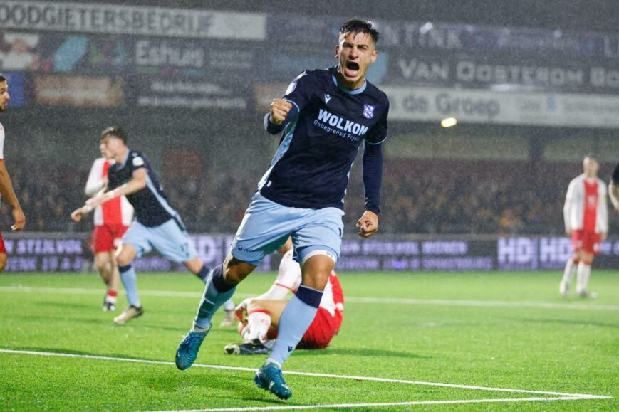 Foto: Van Persie komt met de schrik vrij, Heerenveen nipt langs IJsselmeervogels