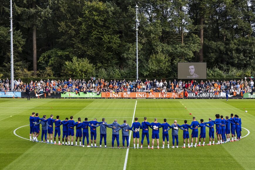 Foto: Oranje eert Neeskens, Reiziger rouwt bij Jong Oranje