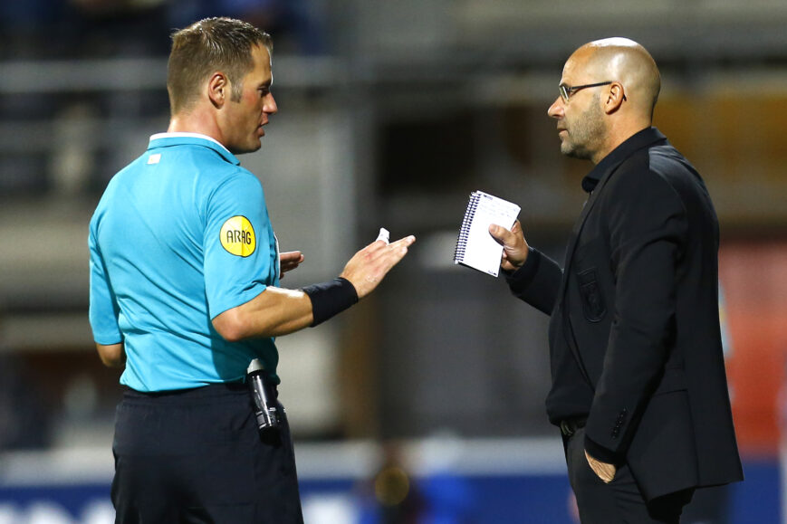 Foto: KNVB aangepakt na Bosz-incident: “Zou toch gek zijn als je als een dooie blijft staan?”