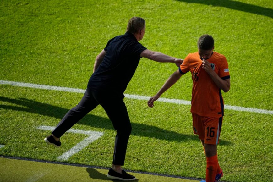 Foto: Koeman blikt terug op Veerman-wissel: ‘Zat kapot’