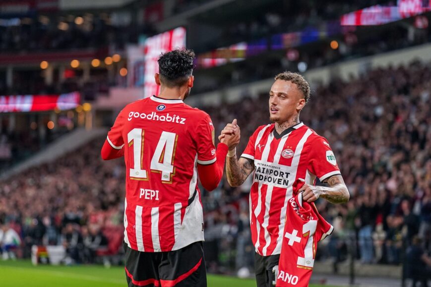 Foto: PSV pakt telraam erbij tegen PEC Zwolle en blijft perfect