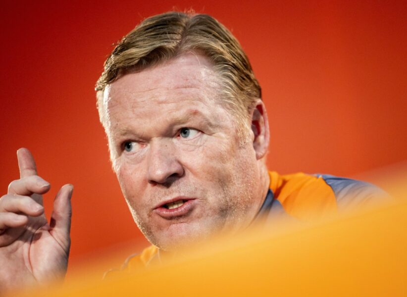 Foto: Koeman pakt telefoon en geeft Ajacied slecht nieuws