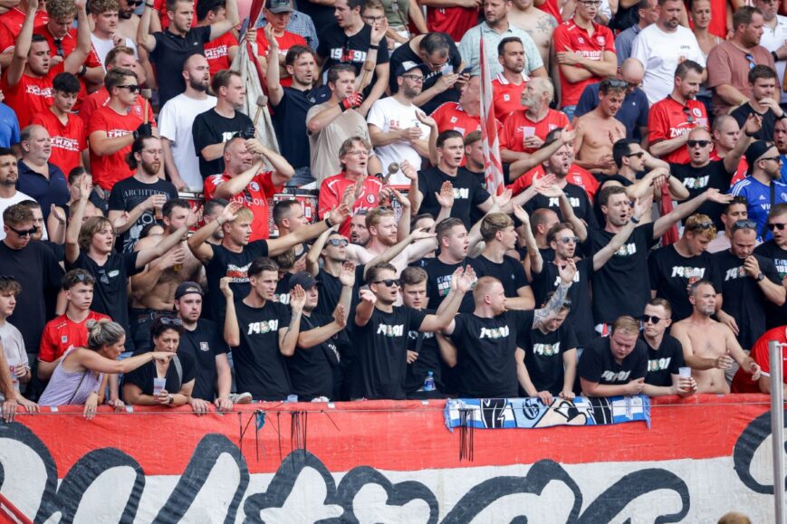 Foto: Groep harde kern Ajax op bezoek bij Twente-Lazio