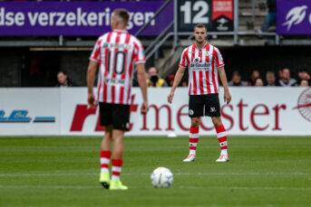 Werkelijk bizarre eigen goal bij Sparta versus Almere