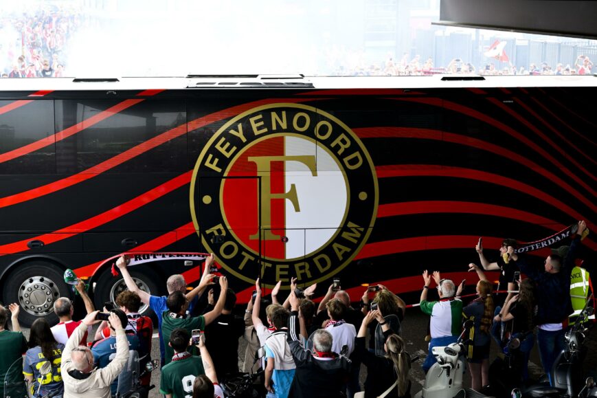 Foto: Bizar incident met spelersbus Feyenoord