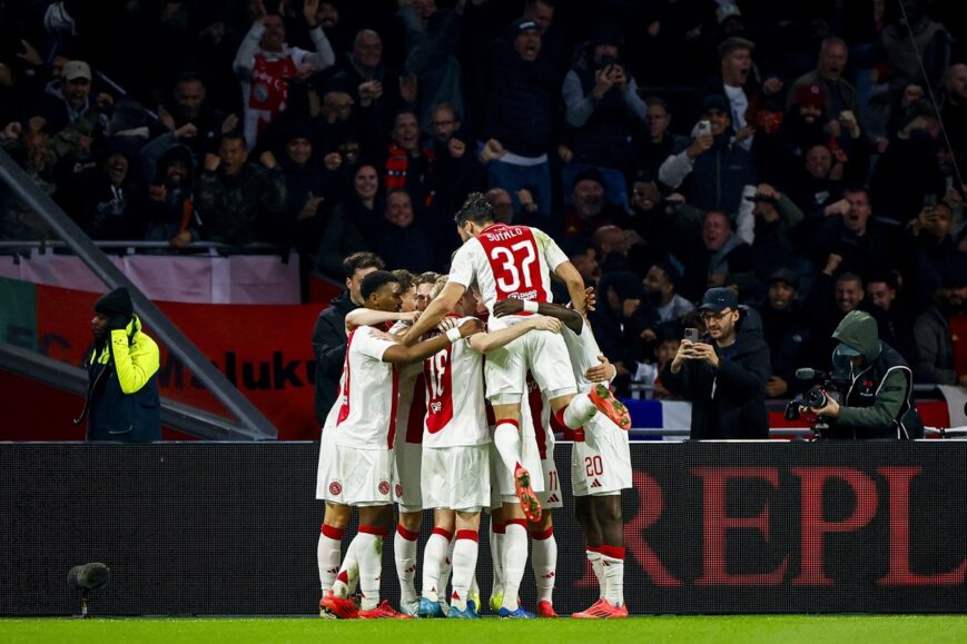 Foto: Ajax volop in titelstrijd na zege op PSV