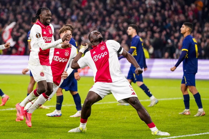 Foto: Brobbey doet belofte aan Ajax-fans na zijn doelpunt