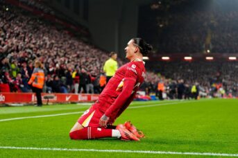 Liverpool wint wéér onder Slot en slaat gat