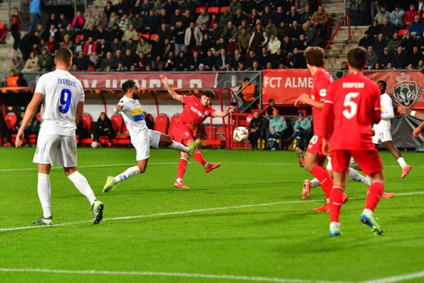 Foto: Kijkers eisen ontslag van FC Twente-dissonant