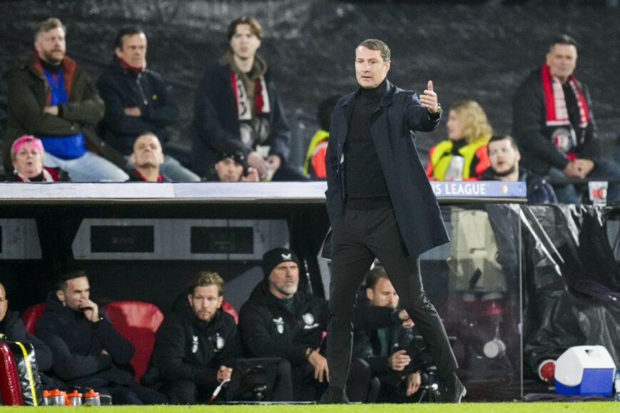 Foto: Opstellingen Almere City en Feyenoord: 18-jarige verrassing bij gehavende Rotterdammers