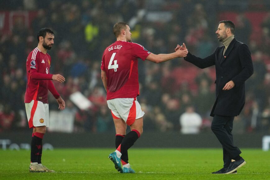 Foto: ‘Ruud van Nistelrooij steekt Matthijs de Ligt helpende hand toe’