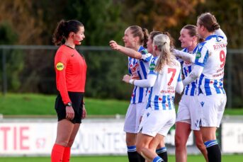 Scheidsrechter zorgt voor bizar moment in Heerenveen