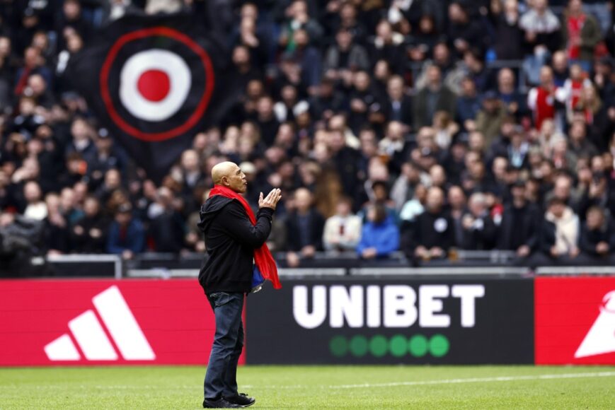 Foto: Clubboegbeeld pissig: ‘Moesten allemaal vertrekken, terwijl we het dna van Ajax zijn’