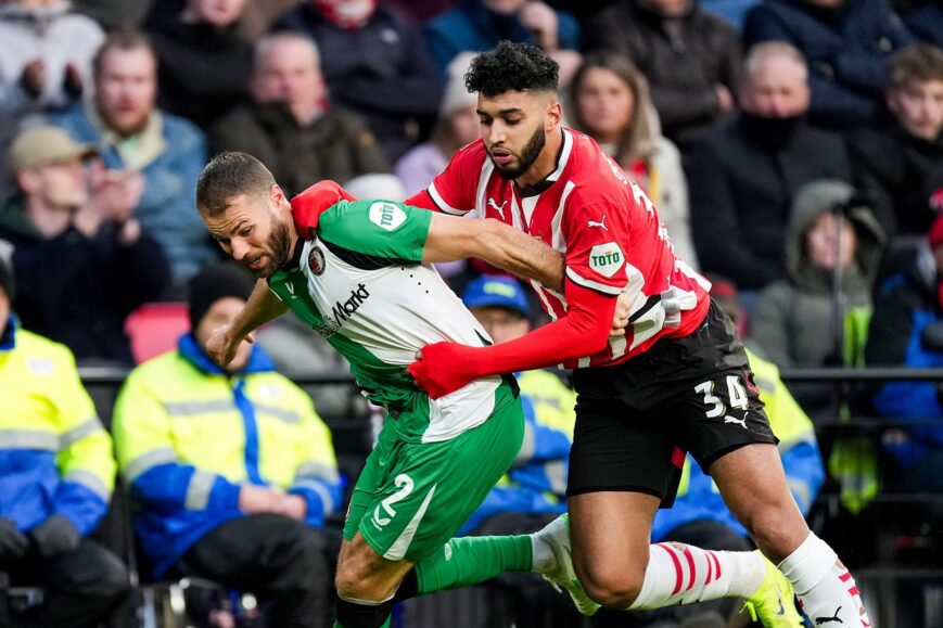 Foto: PSV deelt nekslag uit aan Feyenoord