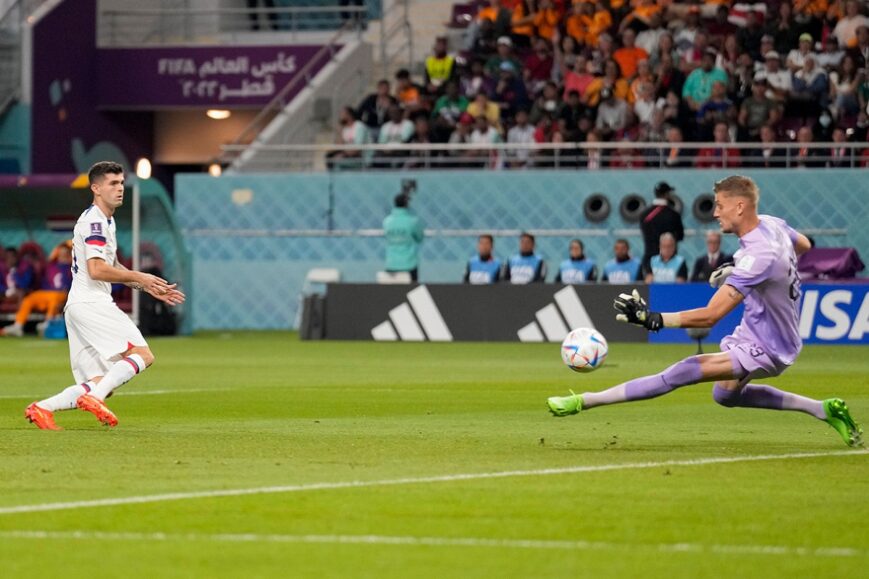 Andries Noppert (Oranje) en Christian Pulisic (Verenigde Staten)