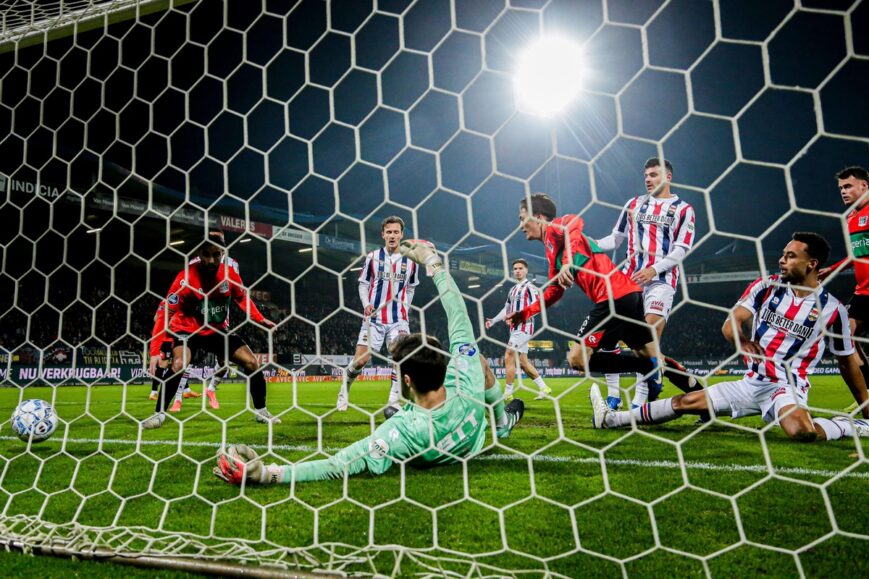 Foto: Willem II verslaat NEC, opnieuw discutabel moment