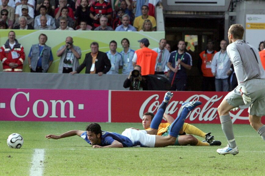 Lucas Neill vloert Fabio Grosso (Australië - Italië, WK 2006)