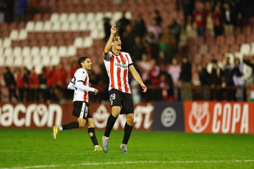 Foto: Keepende linksback knikkert Girona uit Spaans bekertoernooi