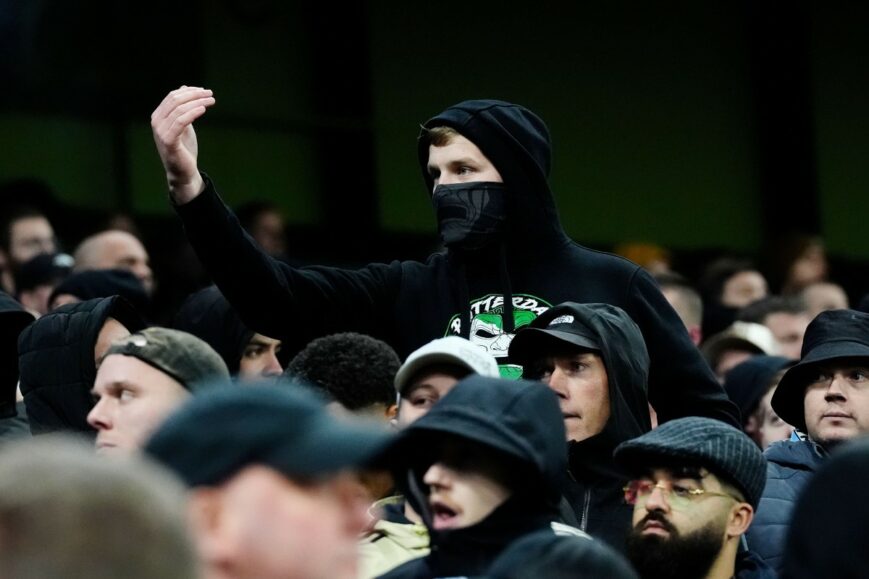 Foto: Rechter doet uitspraak tegen Feyenoord-hooligans na mishandeling scheidsrechter