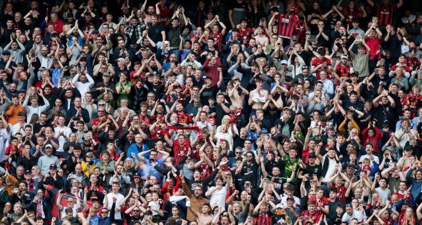 Foto: Bournemouth-fans nemen zwerver mee naar Darts WK: ‘Avond van mijn leven’