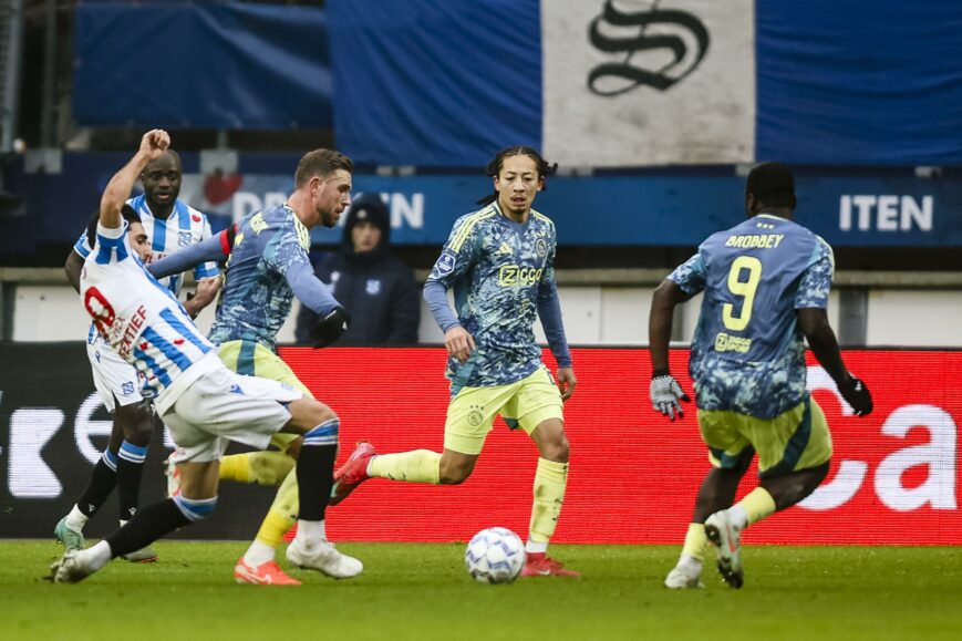 Foto: Ajax-fans fileren ‘gefrustreerde kakkerlak’