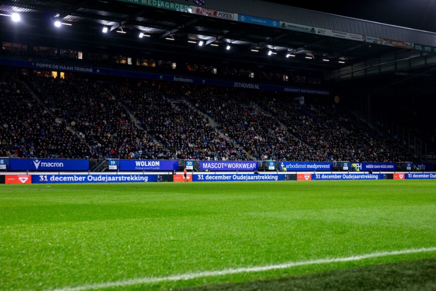 Foto: Ajax-fans op thuisvak zorgen voor onrust in Abe Lenstra Stadion