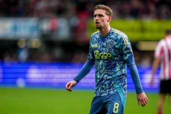 Boze Taylor wijst tijdens wedstrijd met Ajax plots naar Noa Lang