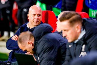 Arne Slot kan ogen niet geloven bij PSV-Liverpool