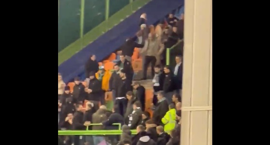 Foto: Dordrecht-fans met elkáár op de vuist, uitgelachen door thuispubliek