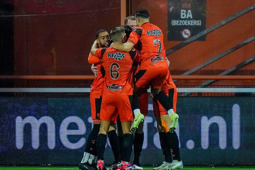 Foto: Volendam blijft winnen, Dordrecht passeert Cambuur