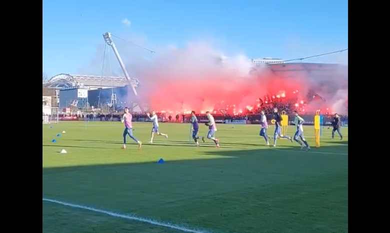 Foto: Veel vuurwerk en opvallende naam op afsluitende training Ajax