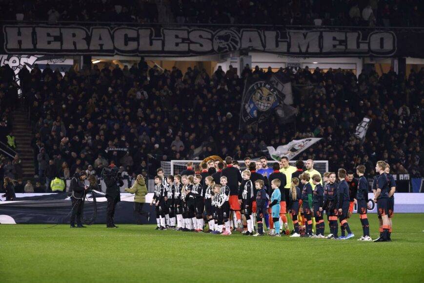 Foto: Verbijstering na aftrap Heracles – Utrecht: ‘Wat een armoe’