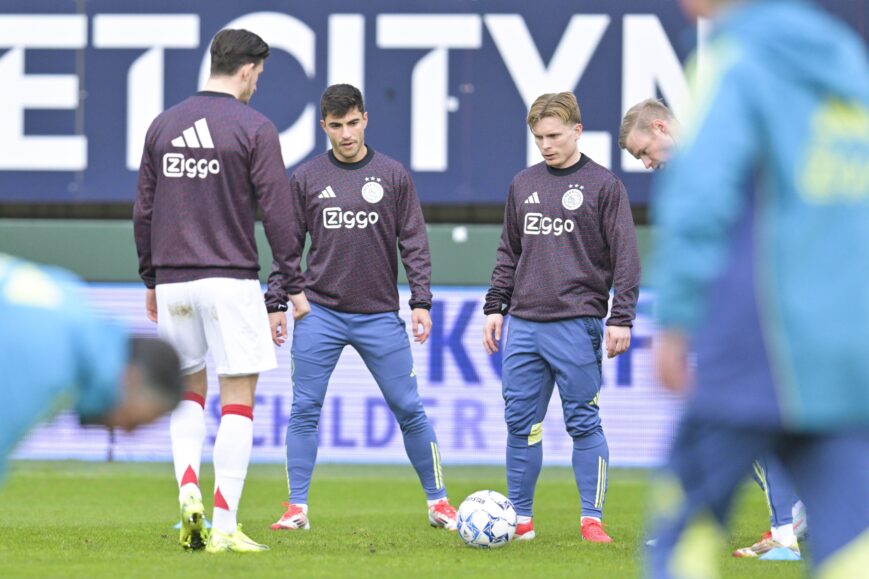 Foto: Opstelling Ajax in Brussel: basisdebutanten op slechte grasmat