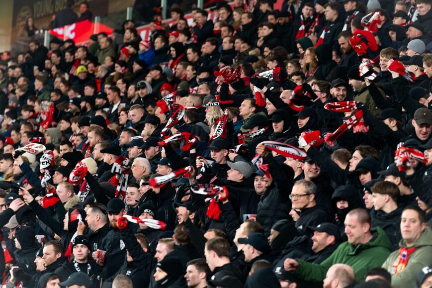 Foto: PSV-fans komen met statement na uithaal Lang