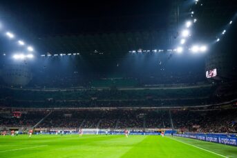 Feyenoord-fans wijzen allemaal naar Ajax tijdens ‘AC Milan’